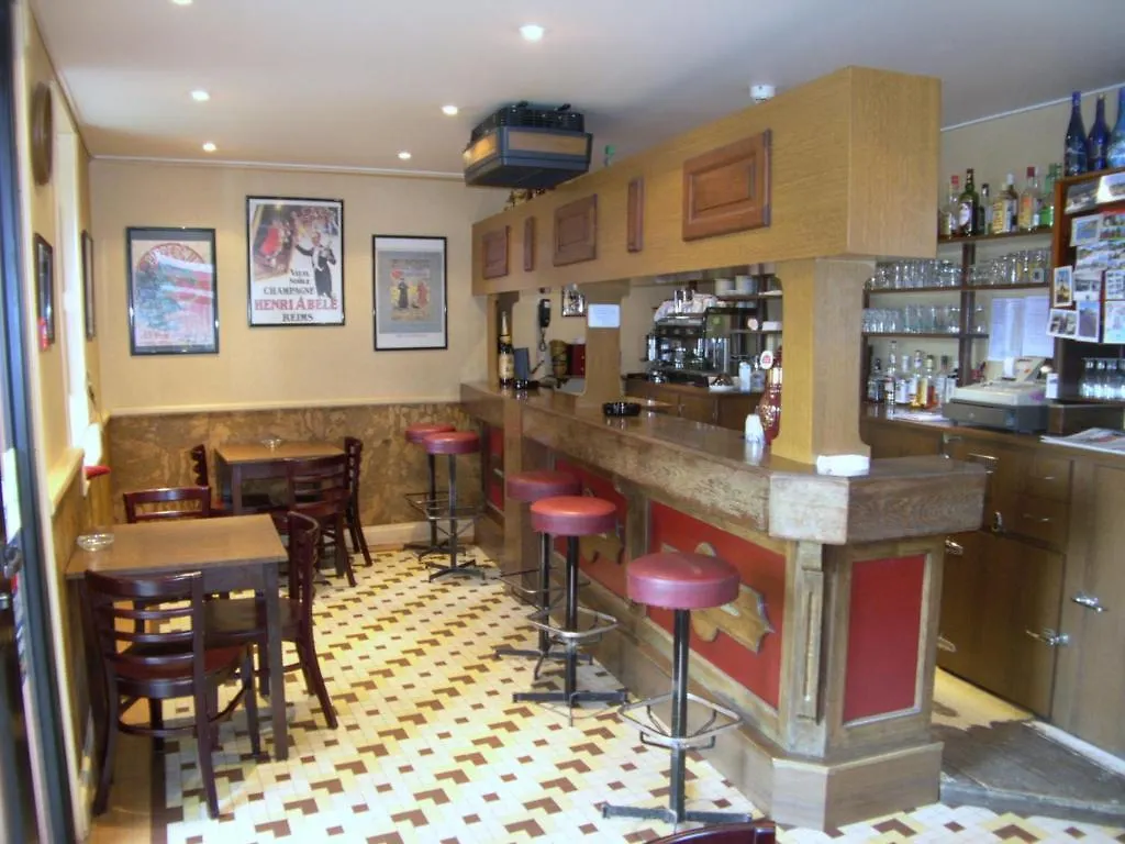 **  Hotel Restaurant Des Voyageurs Ploneour-Lanvern France